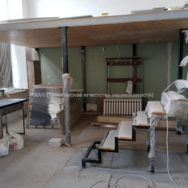 Продам нежилую недвижимость, помещение свободного назначения , 7  ком., 202 м², частичный ремонт 