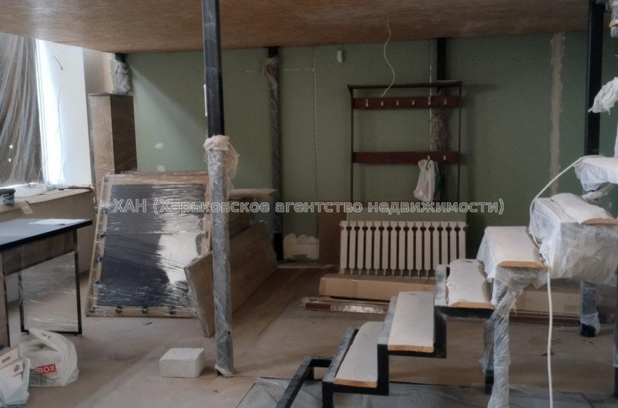 Продам нежилую недвижимость, помещение свободного назначения , 7  ком., 202 м², частичный ремонт 