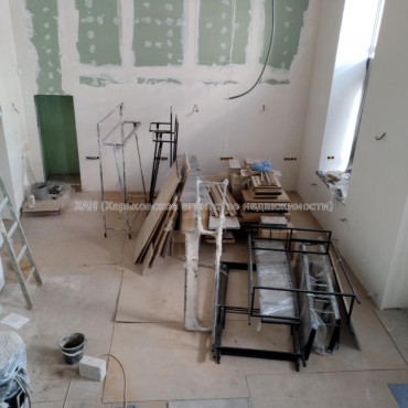 Продам нежилую недвижимость, помещение свободного назначения , 7  ком., 202 м², частичный ремонт 