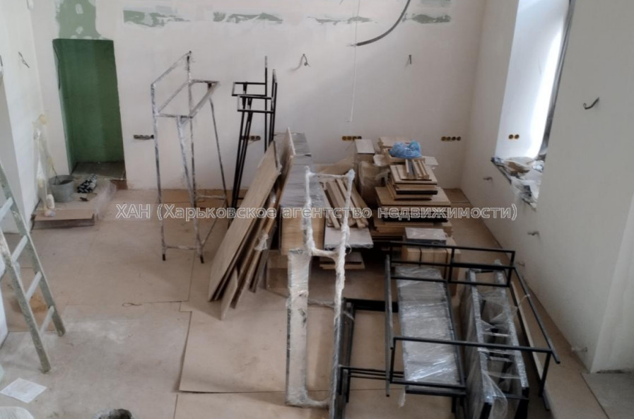 Продам нежилую недвижимость, помещение свободного назначения , 7  ком., 202 м², частичный ремонт 