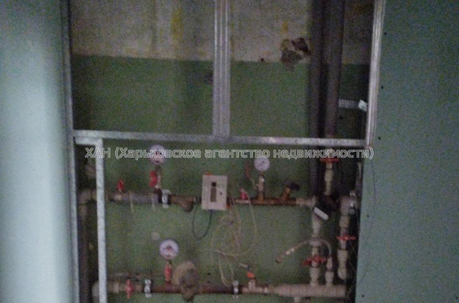 Продам нежилую недвижимость, помещение свободного назначения , 7  ком., 202 м², частичный ремонт 