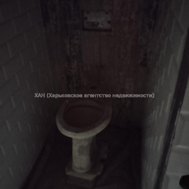Продам нежилую недвижимость, помещение свободного назначения , 7  ком., 202 м², частичный ремонт 
