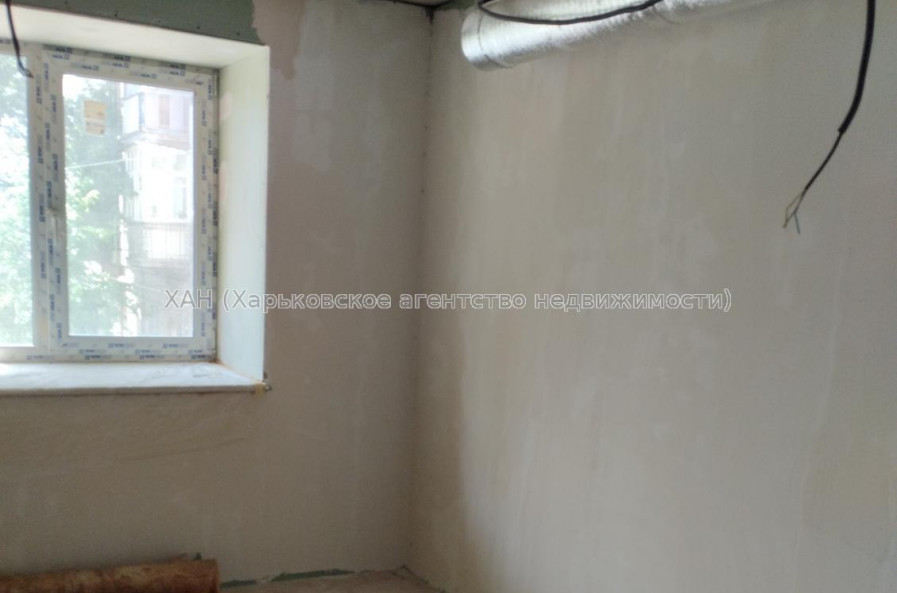 Продам нежилую недвижимость, помещение свободного назначения , 7  ком., 202 м², частичный ремонт 