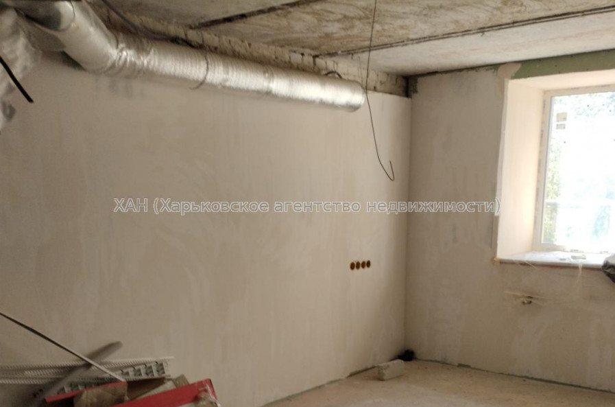 Продам нежилую недвижимость, помещение свободного назначения , 7  ком., 202 м², частичный ремонт 