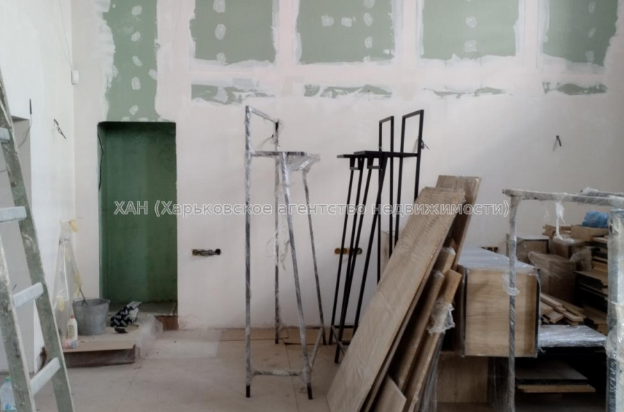 Продам нежилую недвижимость, помещение свободного назначения , 7  ком., 202 м², частичный ремонт 