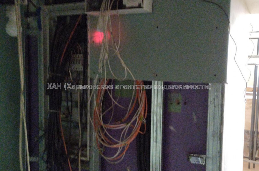 Продам нежилую недвижимость, помещение свободного назначения , 7  ком., 202 м², частичный ремонт 