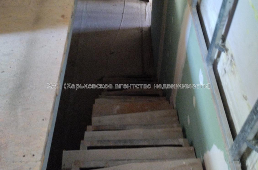 Продам нежилую недвижимость, помещение свободного назначения , 7  ком., 202 м², частичный ремонт 