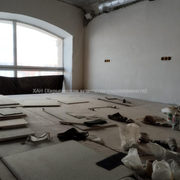 Продам нежилую недвижимость, помещение свободного назначения , 7  ком., 202 м², частичный ремонт 