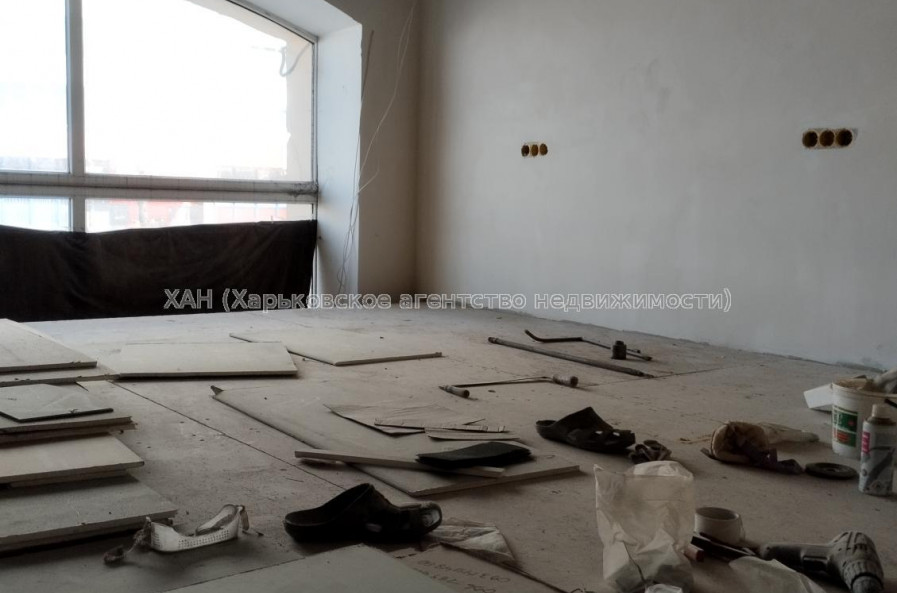 Продам нежилую недвижимость, помещение свободного назначения , 7  ком., 202 м², частичный ремонт 