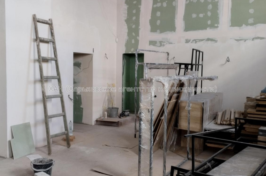 Продам нежилую недвижимость, помещение свободного назначения , 7  ком., 202 м², частичный ремонт 