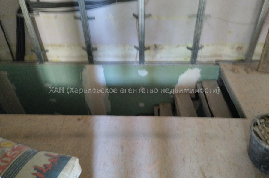 Продам нежилую недвижимость, помещение свободного назначения , 7  ком., 202 м², частичный ремонт 