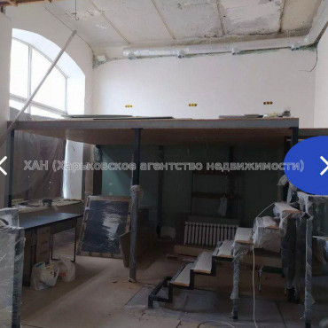 Продам нежилую недвижимость, помещение свободного назначения , 7  ком., 202 м², частичный ремонт 