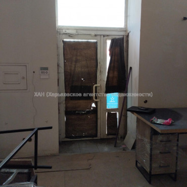Продам нежилую недвижимость, помещение свободного назначения , 7  ком., 202 м², частичный ремонт 