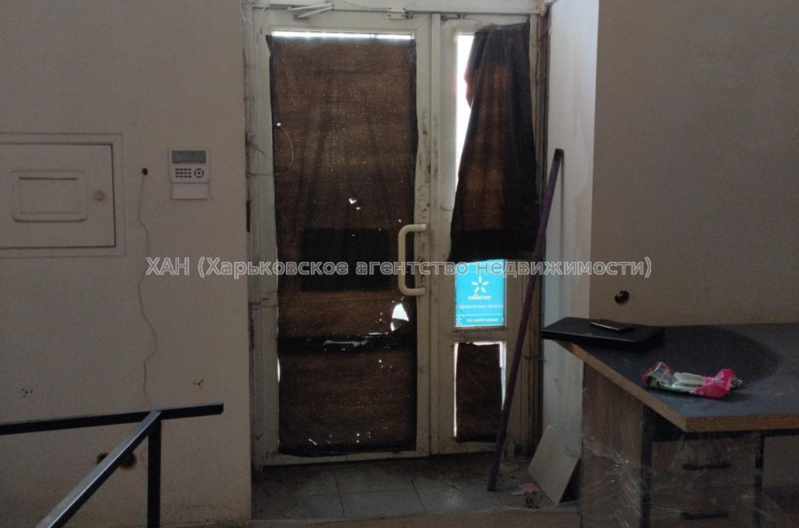 Продам нежилую недвижимость, помещение свободного назначения , 7  ком., 202 м², частичный ремонт 
