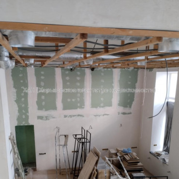 Продам нежилую недвижимость, помещение свободного назначения , 7  ком., 202 м², частичный ремонт 
