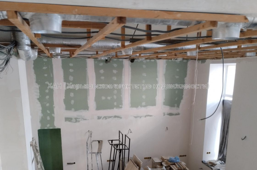 Продам нежилую недвижимость, помещение свободного назначения , 7  ком., 202 м², частичный ремонт 