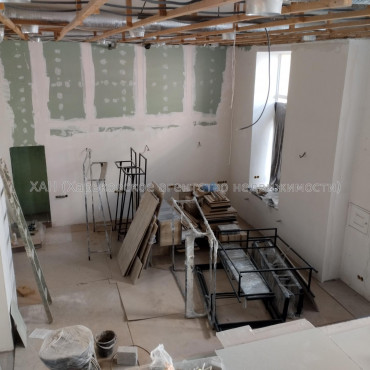 Продам нежилую недвижимость, помещение свободного назначения , 7  ком., 202 м², частичный ремонт 