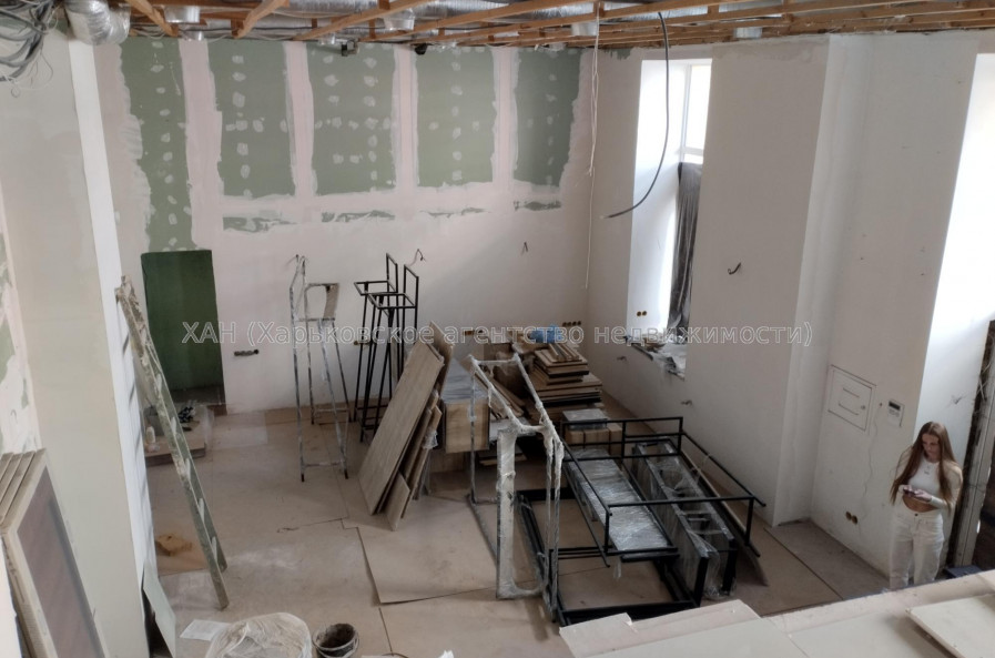 Продам нежилую недвижимость, помещение свободного назначения , 7  ком., 202 м², частичный ремонт 