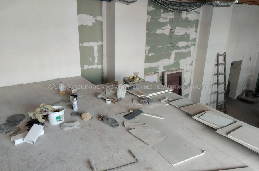 Продам нежилую недвижимость, помещение свободного назначения , 7  ком., 202 м², частичный ремонт 