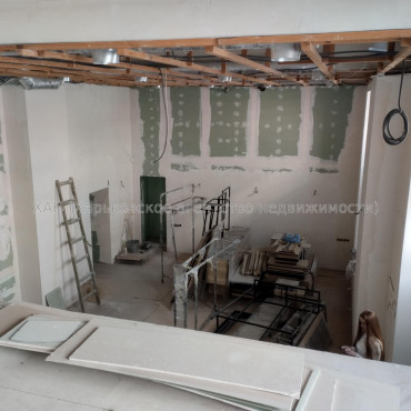 Продам нежилую недвижимость, помещение свободного назначения , 7  ком., 202 м², частичный ремонт 