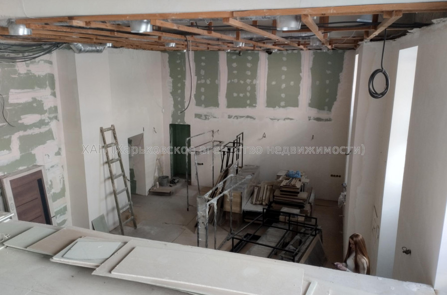 Продам нежилую недвижимость, помещение свободного назначения , 7  ком., 202 м², частичный ремонт 