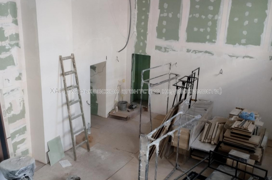 Продам нежилую недвижимость, помещение свободного назначения , 7  ком., 202 м², частичный ремонт 