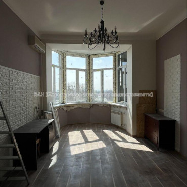 Продам квартиру, Гиршмана ул. , 5  ком., 110 м², капитальный ремонт 