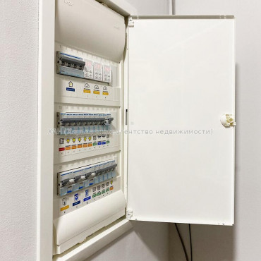 Продам квартиру, Гвардейцев Широнинцев ул. , 2 кім., 64 м², авторский дизайн 