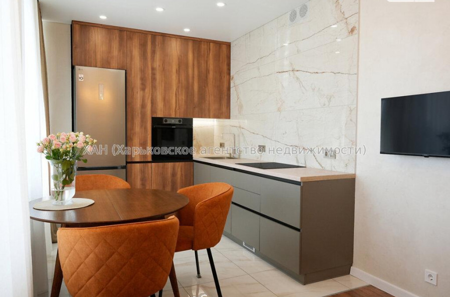 Продам квартиру, Гвардейцев Широнинцев ул. , 2 кім., 64 м², авторский дизайн 