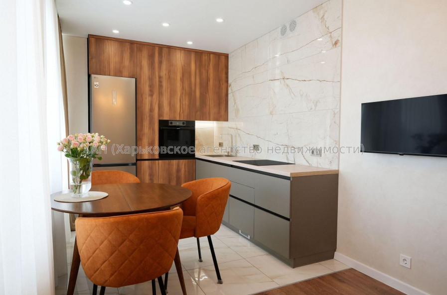 Продам квартиру, Гвардейцев Широнинцев ул. , 2  ком., 64 м², авторский дизайн 