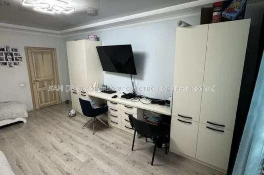 Продам квартиру, Сергея Барсукова ул. , 3 кім., 81 м², капитальный ремонт 