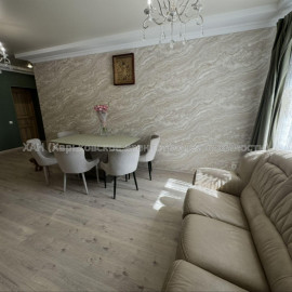 Продам квартиру, Сергея Барсукова ул. , 3 кім., 81 м², капитальный ремонт