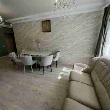 Продам квартиру, Сергея Барсукова ул. , 3 кім., 81 м², капитальный ремонт 
