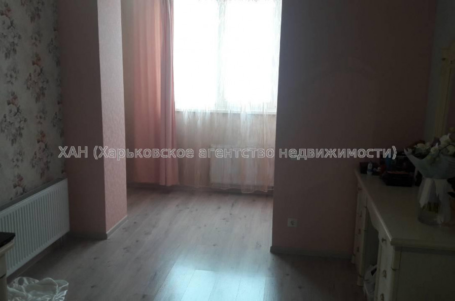 Продам квартиру, Сергея Барсукова ул. , 3 кім., 81 м², капитальный ремонт 