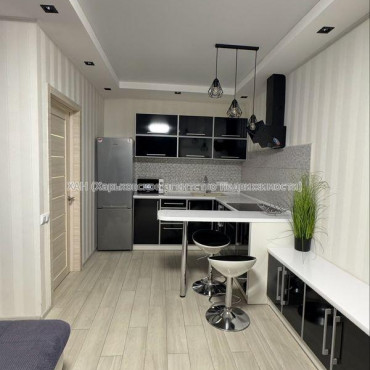 Продам квартиру, Драгоманова ул. , 1 кім., 38 м², капитальный ремонт 