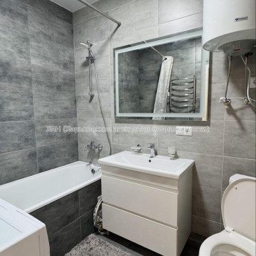Продам квартиру, Драгоманова ул. , 1 кім., 38 м², капитальный ремонт 