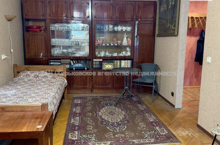 Продам квартиру, Каденюка ул. , 2 кім., 45.60 м², косметический ремонт 
