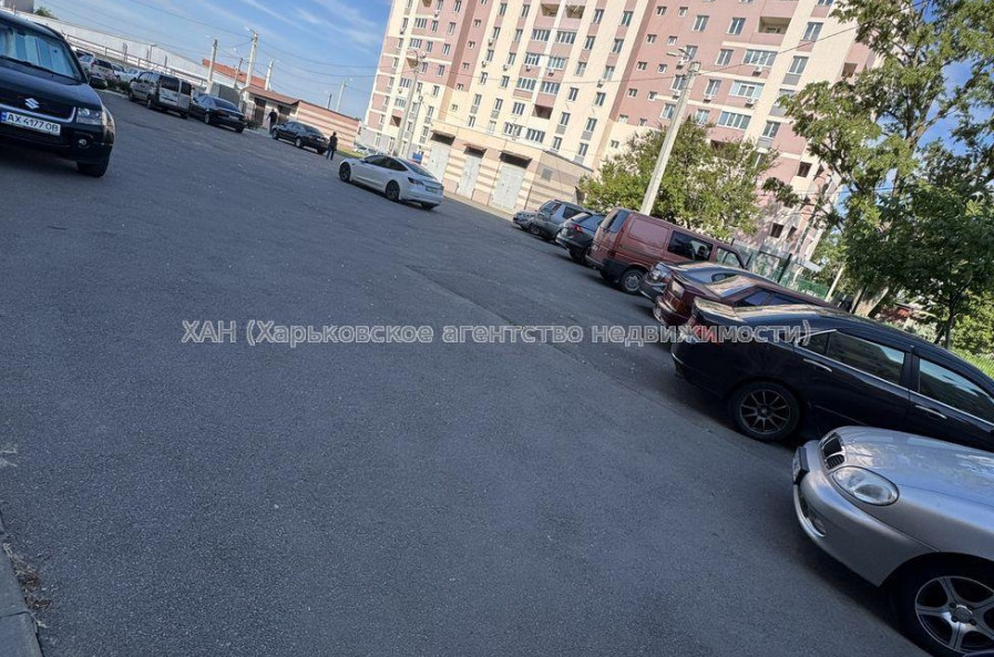 Продам квартиру, Сергея Барсукова ул. , 2 кім., 65 м², без ремонта 