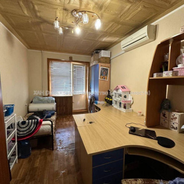Продам квартиру, Братьев Гипиков ул. , 5 кім., 93.10 м², советский ремонт 