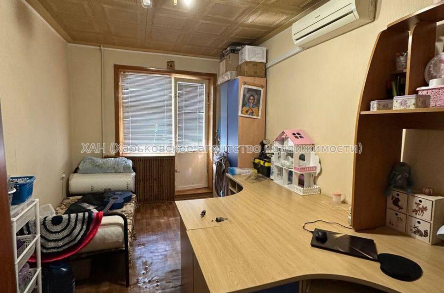 Продам квартиру, Братьев Гипиков ул. , 5 кім., 93.10 м², советский ремонт 