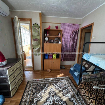 Продам квартиру, Братьев Гипиков ул. , 5 кім., 93.10 м², советский ремонт 