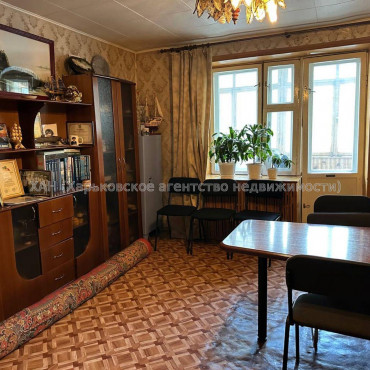 Продам квартиру, Братьев Гипиков ул. , 5 кім., 93.10 м², советский ремонт 