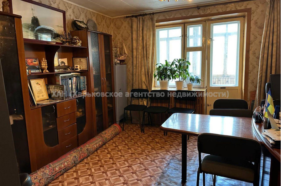 Продам квартиру, Братьев Гипиков ул. , 5 кім., 93.10 м², советский ремонт 