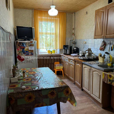Продам квартиру, Братьев Гипиков ул. , 5 кім., 93.10 м², советский ремонт 