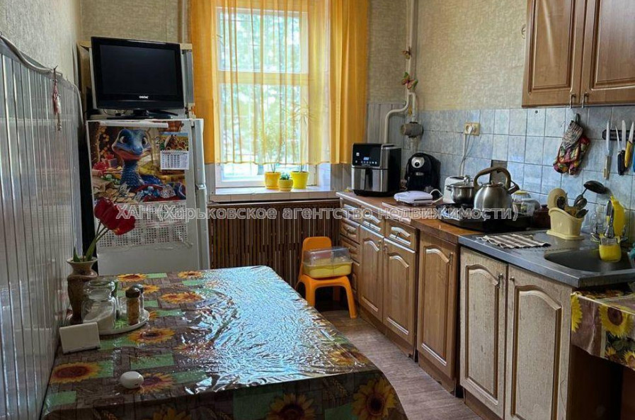 Продам квартиру, Братьев Гипиков ул. , 5 кім., 93.10 м², советский ремонт 