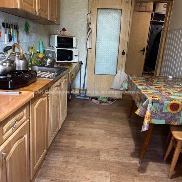 Продам квартиру, Братьев Гипиков ул. , 5 кім., 93.10 м², советский ремонт 