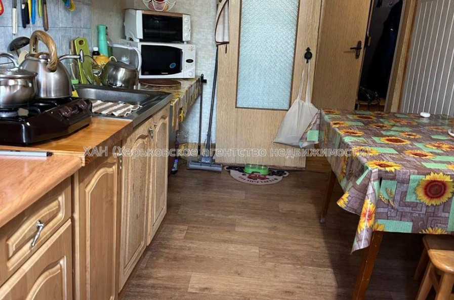 Продам квартиру, Братьев Гипиков ул. , 5 кім., 93.10 м², советский ремонт 