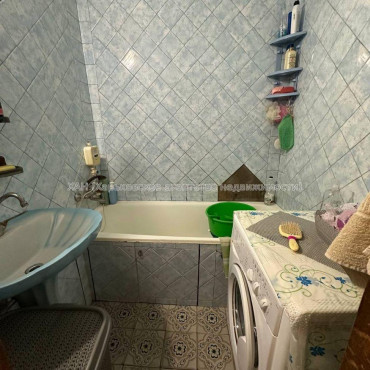 Продам квартиру, Братьев Гипиков ул. , 5 кім., 93.10 м², советский ремонт 