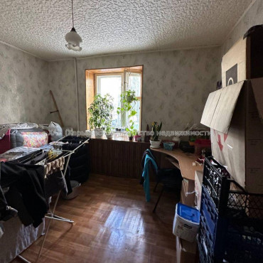 Продам квартиру, Братьев Гипиков ул. , 5 кім., 93.10 м², советский ремонт 