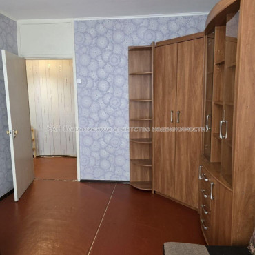 Продам квартиру, Бригады Хартия ул. , 3 кім., 64.80 м², советский ремонт 